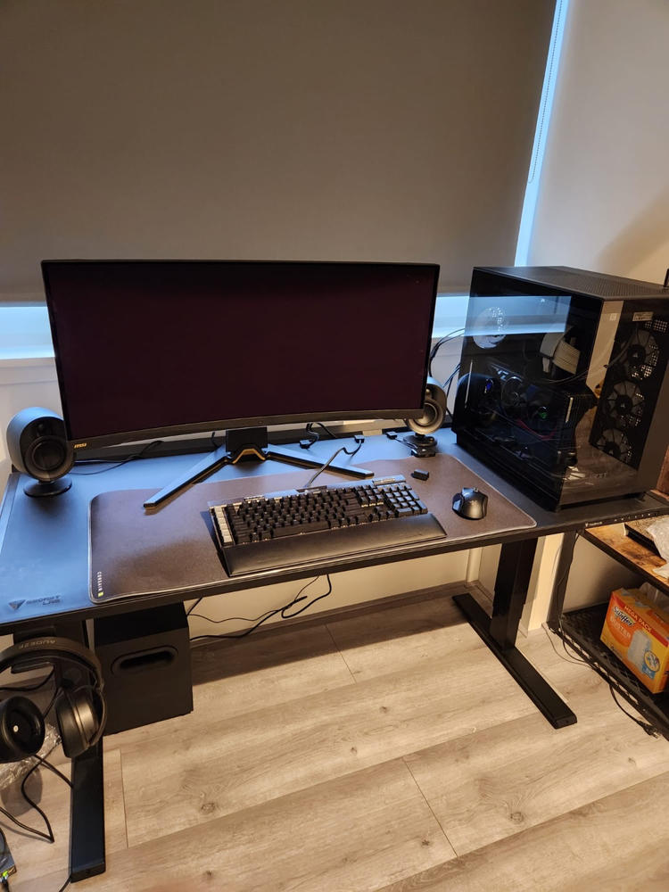 Secretlab MAGNUS Pro - Box 2 - Motorised Leg Columns (Plug Type F) - Customer Photo From Benjamin Harders