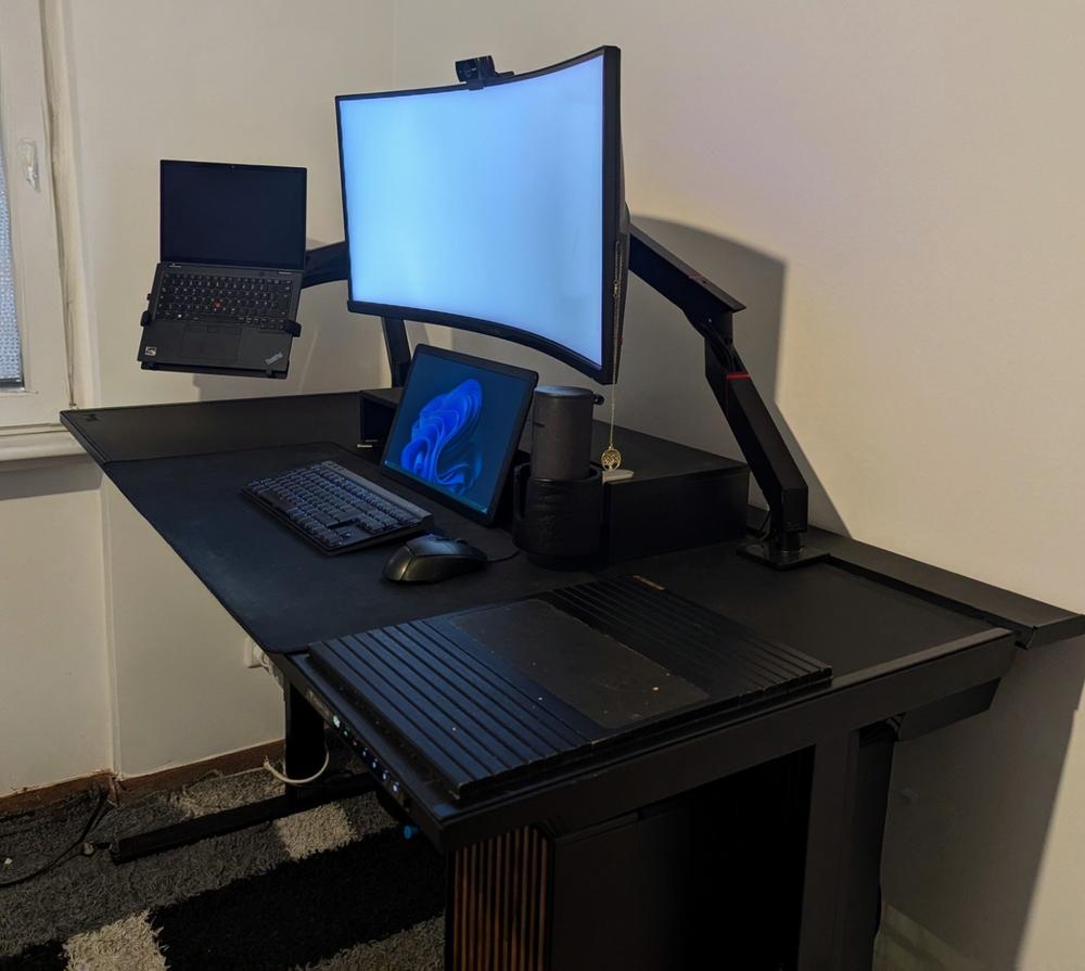 Secretlab MAGNUS Pro XL - Box 2 - Motorised Leg Columns (Plug Type F) - Customer Photo From Michael Teppert