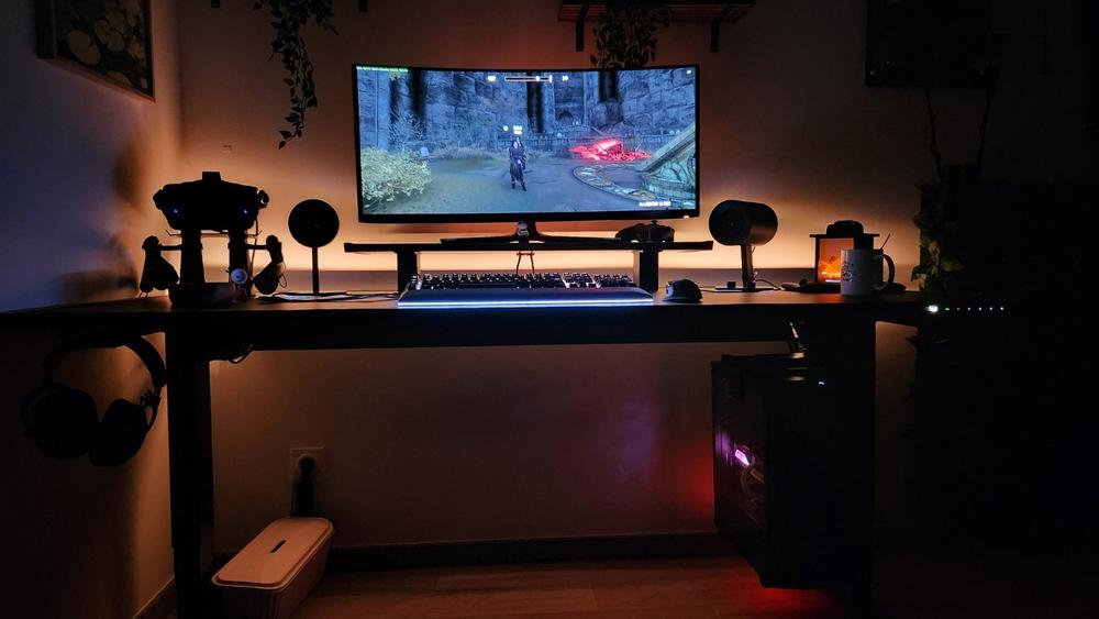 Secretlab MAGNUS Pro XL - Box 2 - Motorised Leg Columns (Plug Type F) - Customer Photo From Mathieu LANNES