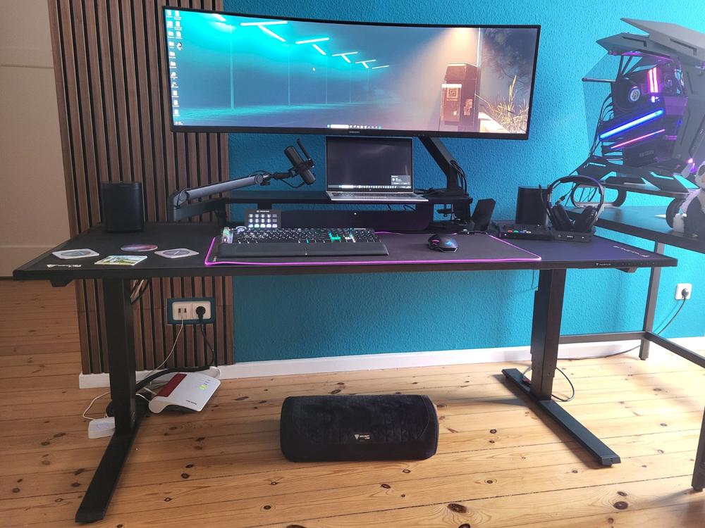 Secretlab MAGNUS Pro XL - Box 2 - Motorised Leg Columns (Plug Type F) - Customer Photo From Florian Schwierz