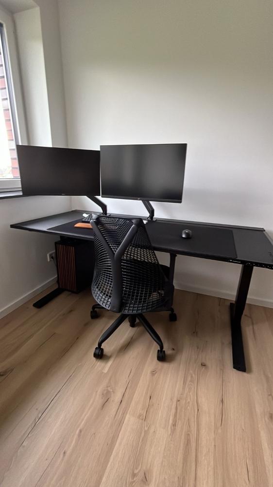 Secretlab MAGNUS Pro XL - Box 2 - Motorised Leg Columns (Plug Type F) - Customer Photo From Aaron Sietmann