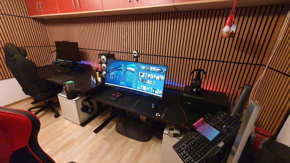 Secretlab MAGNUS Pro XL - Box 2 - Motorised Leg Columns (Plug Type F) - Customer Photo From Michael Läufer