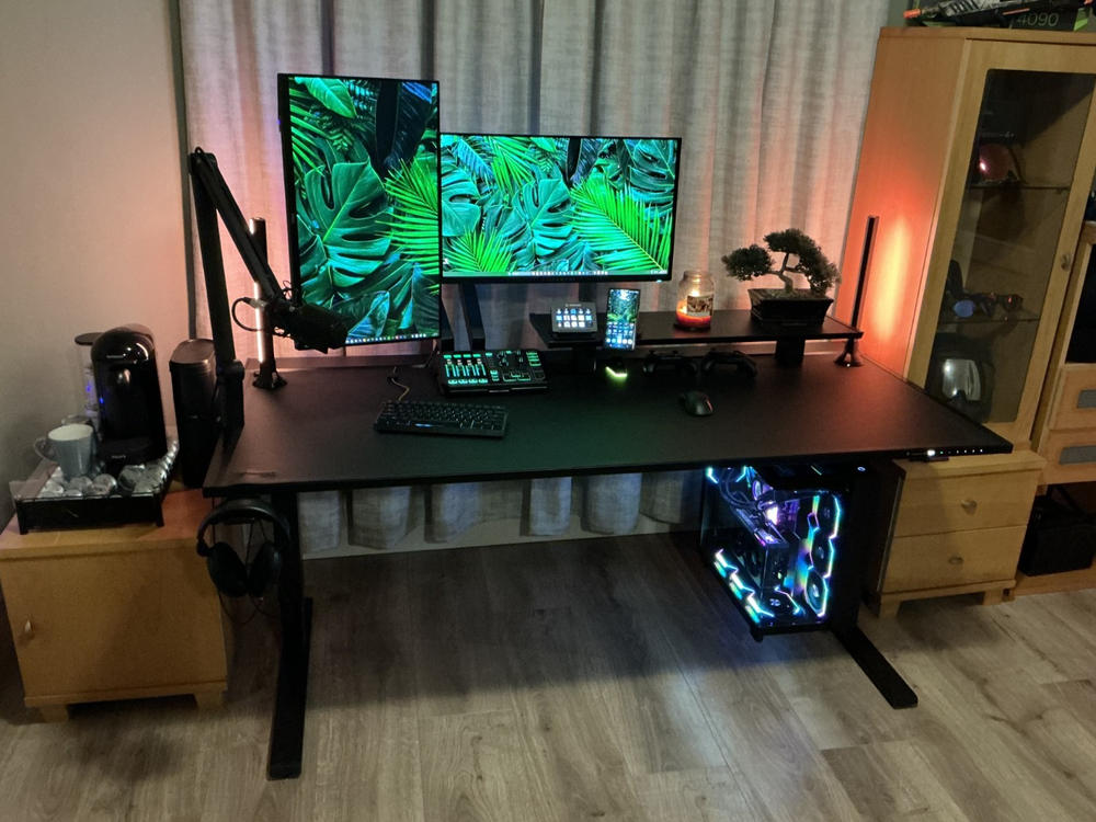 Secretlab MAGNUS Pro XL - Box 2 - Motorised Leg Columns (Plug Type F) - Customer Photo From Ruairi MacDonald 