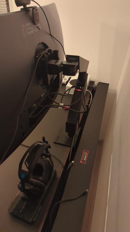 Secretlab MAGNUS Pro XL - Box 2 - Motorised Leg Columns (Plug Type F) - Customer Photo From Carsten Denecke