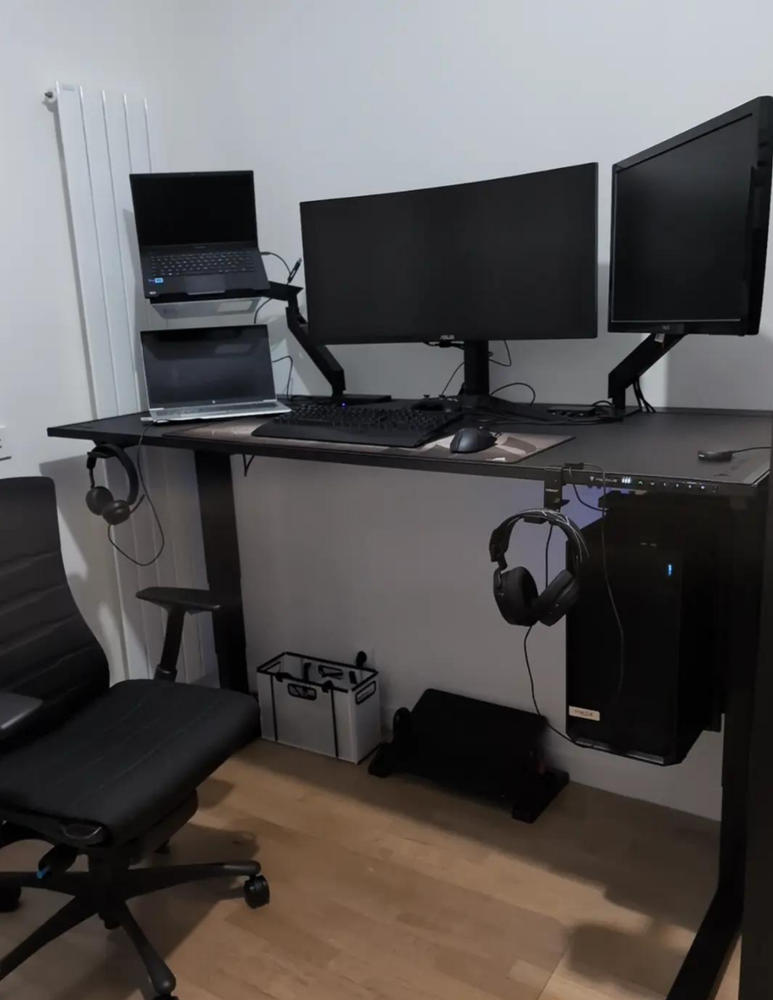 Secretlab MAGNUS Pro XL - Box 2 - Motorised Leg Columns (Plug Type F) - Customer Photo From Robin Vaquette