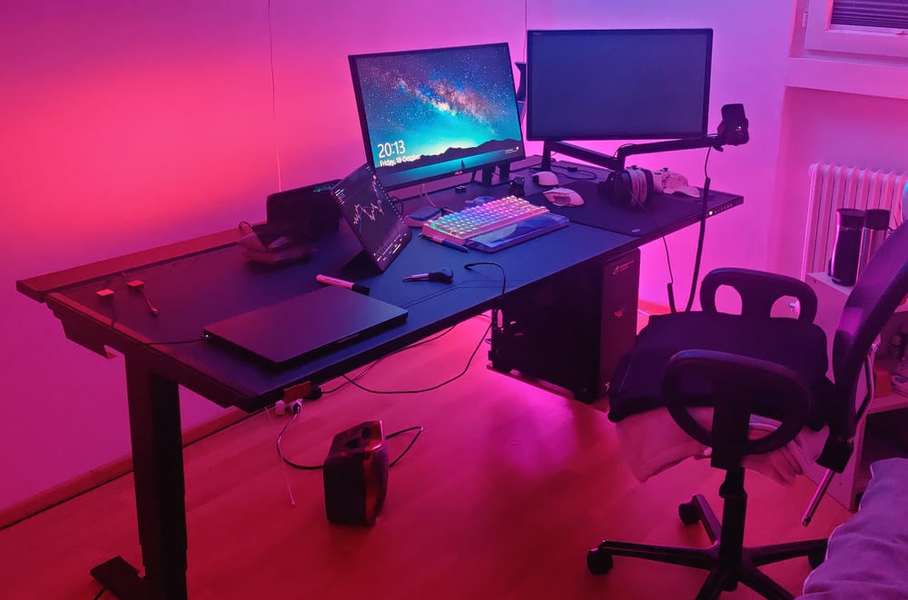 Secretlab MAGNUS Pro XL - Box 2 - Motorised Leg Columns (Plug Type F) - Customer Photo From Jonathan Vonlanthen