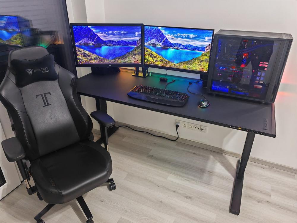 Secretlab MAGNUS Pro XL - Box 2 - Motorised Leg Columns (Plug Type F) - Customer Photo From Filip Zelnicek