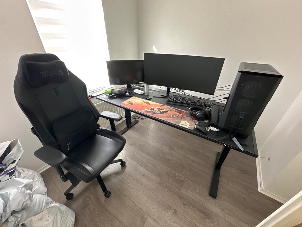 Secretlab MAGNUS Pro XL - Box 2 - Motorised Leg Columns (Plug Type F) - Customer Photo From Amin Mohseni