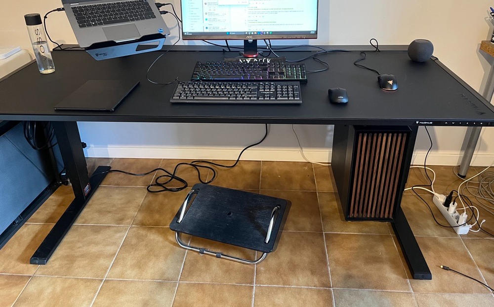 Secretlab MAGNUS Pro XL - Box 2 - Motorised Leg Columns (Plug Type F) - Customer Photo From Alessia Scarpelli