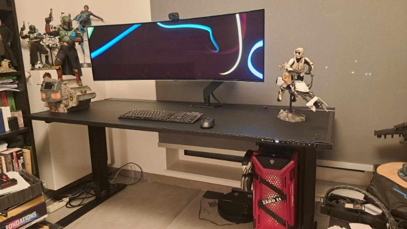 Secretlab MAGNUS Pro XL - Box 2 - Motorised Leg Columns (Plug Type F) - Customer Photo From Guillaume Poncelet