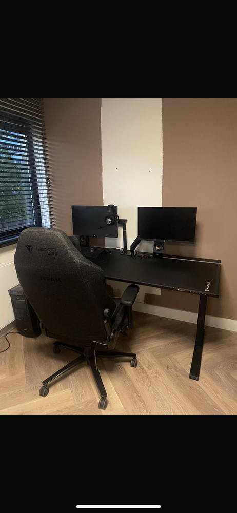 Secretlab MAGNUS Pro XL - Box 2 - Motorised Leg Columns (Plug Type F) - Customer Photo From Rens Langendoen