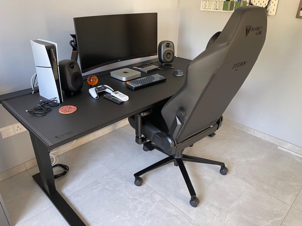 Secretlab MAGNUS Pro XL - Box 2 - Motorised Leg Columns (Plug Type F) - Customer Photo From Panagiotis Panagiotou