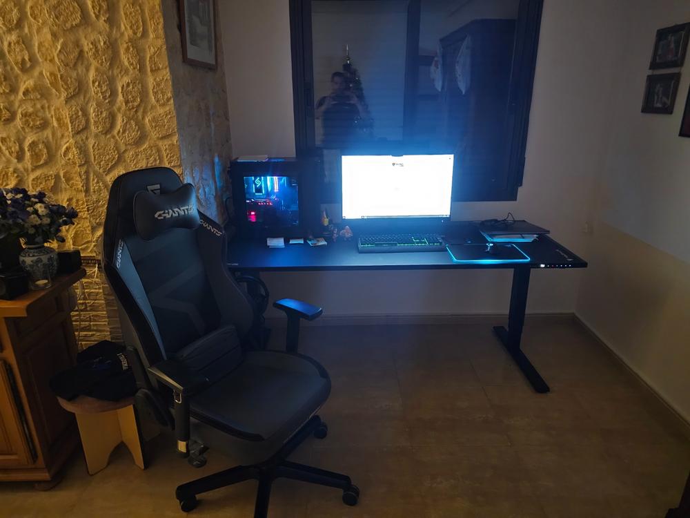 Secretlab MAGNUS Pro XL - Box 2 - Motorised Leg Columns (Plug Type F) - Customer Photo From Adrian Jose Rodriguez Fonticelli