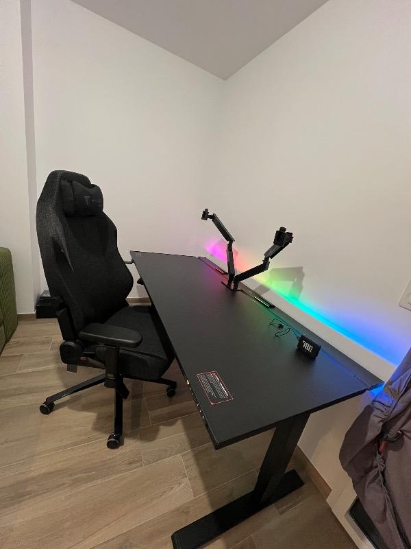 Secretlab MAGNUS Pro XL - Box 2 - Motorised Leg Columns (Plug Type F) - Customer Photo From Mickael Berthelot