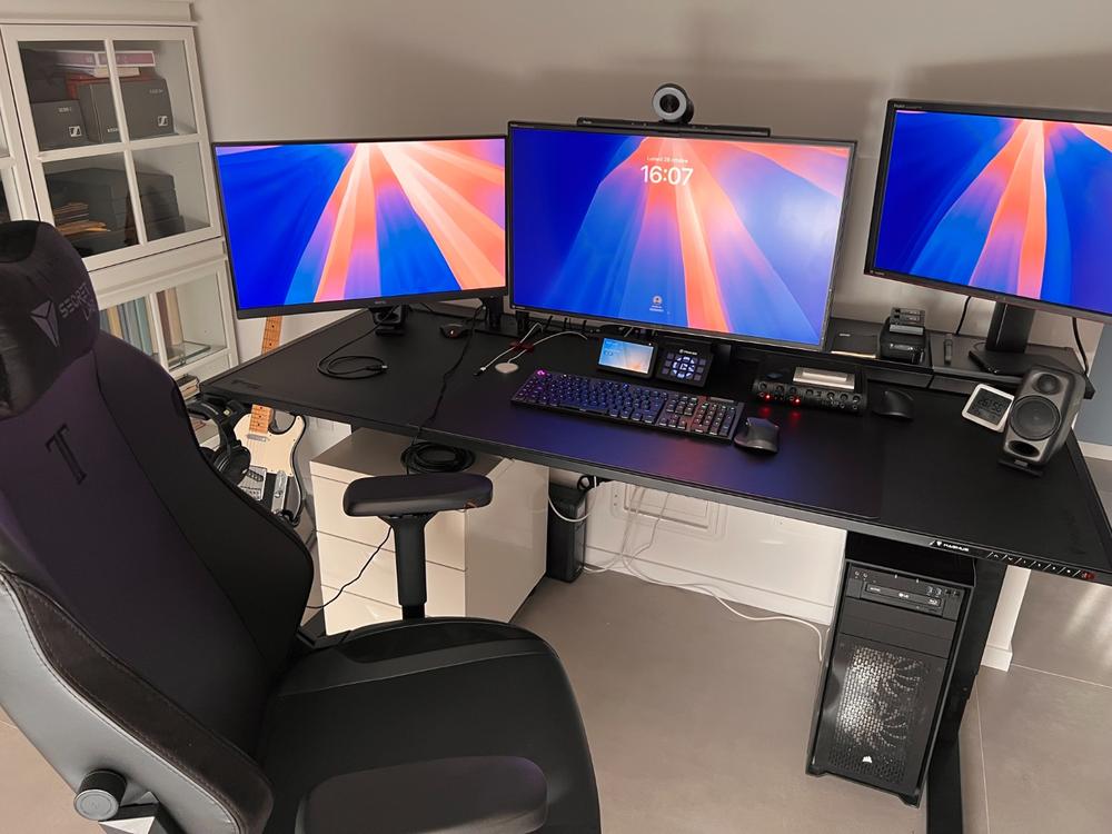 Secretlab MAGNUS Pro XL - Box 2 - Motorised Leg Columns (Plug Type F) - Customer Photo From Giuseppe Lupo