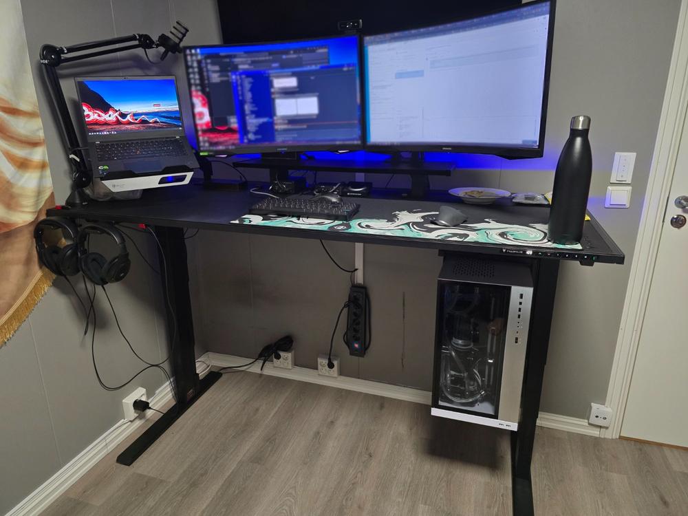 Secretlab MAGNUS Pro XL - Box 2 - Motorised Leg Columns (Plug Type F) - Customer Photo From Rami Sourour