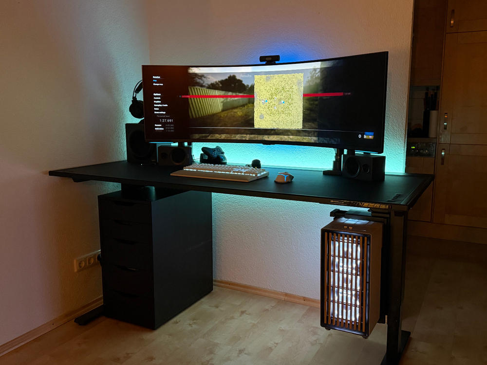 Secretlab MAGNUS Pro XL - Box 2 - Motorised Leg Columns (Plug Type F) - Customer Photo From Simon Paesler