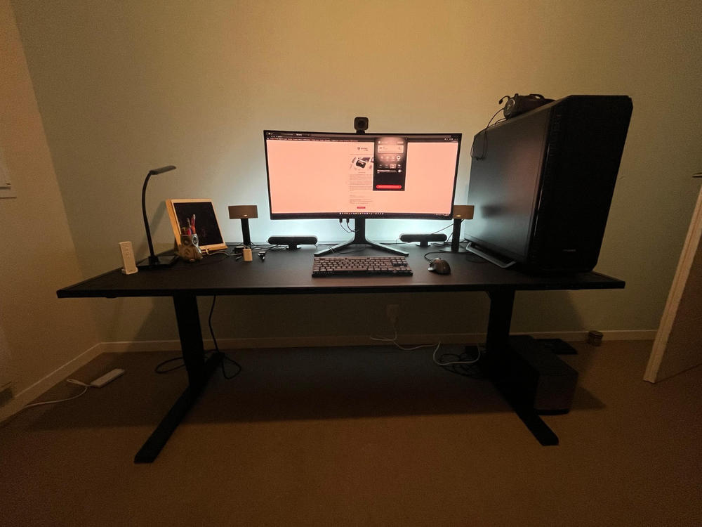 Secretlab MAGNUS Pro XL - Box 2 - Motorised Leg Columns (Plug Type F) - Customer Photo From Florent Feltz