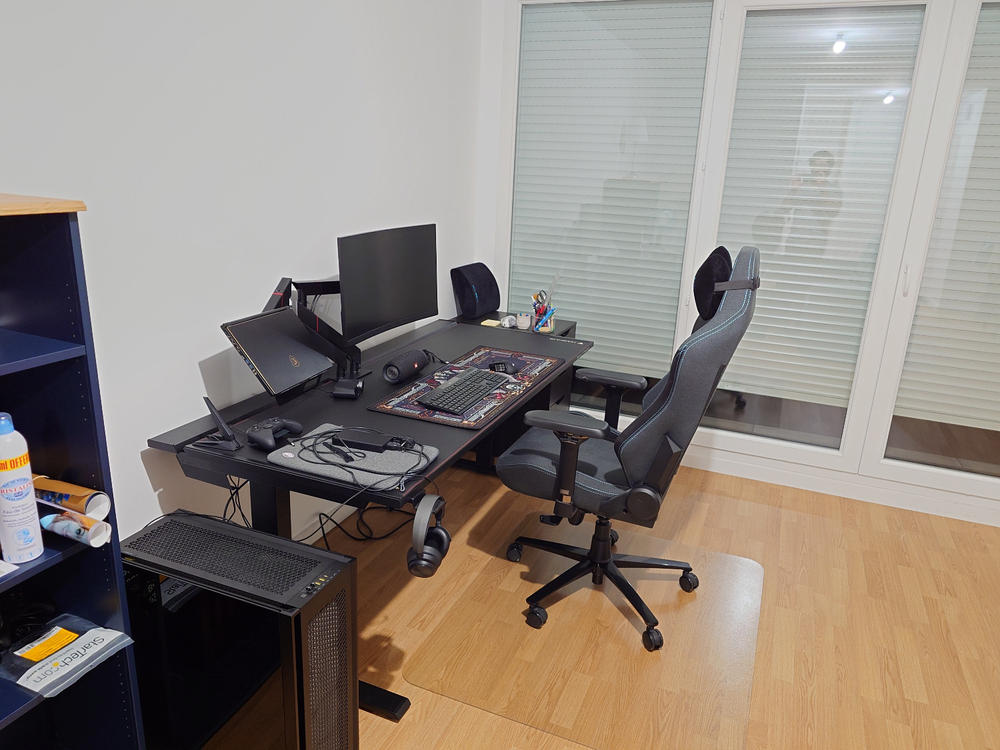 Secretlab MAGNUS Pro XL - Box 2 - Motorised Leg Columns (Plug Type F) - Customer Photo From Antoine Bouxin