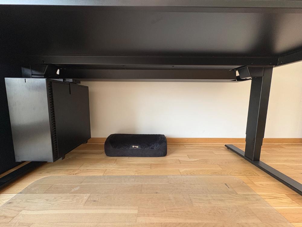 Secretlab MAGNUS Pro XL - Box 2 - Motorised Leg Columns (Plug Type F) - Customer Photo From Daniel Elek