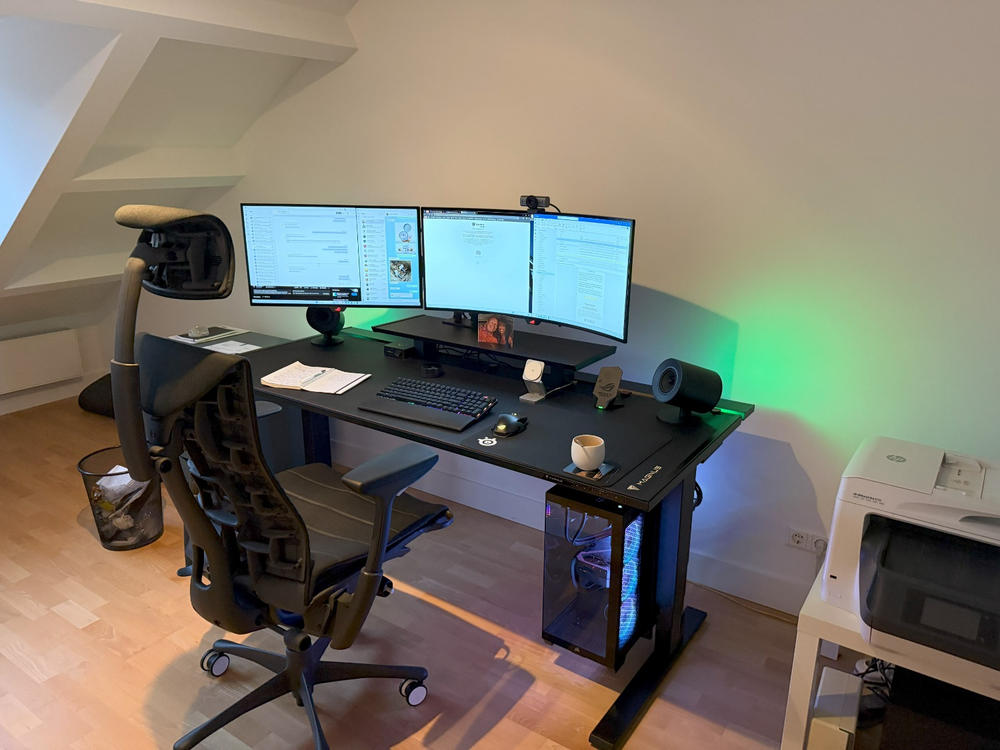 Secretlab MAGNUS Pro XL - Box 2 - Motorised Leg Columns (Plug Type F) - Customer Photo From Robert Cras