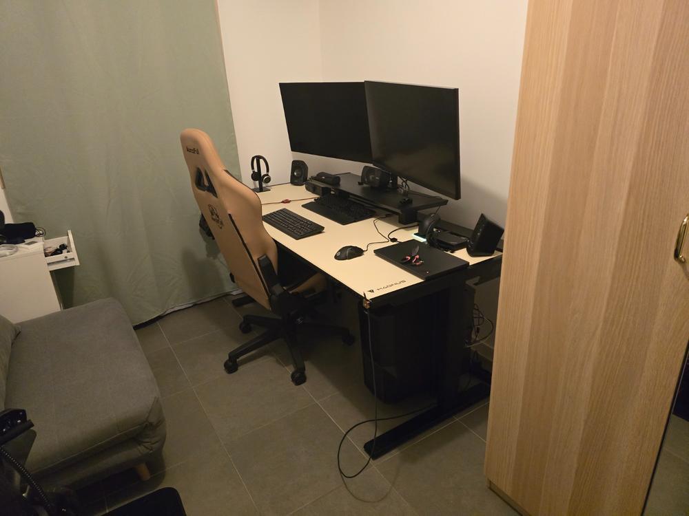 Secretlab MAGNUS Pro XL - Box 2 - Motorised Leg Columns (Plug Type F) - Customer Photo From Guillaume GUICHARD