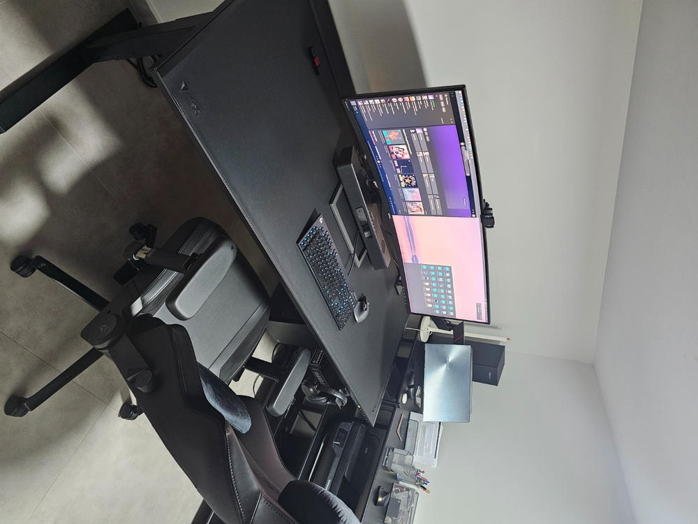 Secretlab MAGNUS Pro XL - Box 2 - Motorised Leg Columns (Plug Type F) - Customer Photo From PANTAZOPOULOS PANAGIOTIS