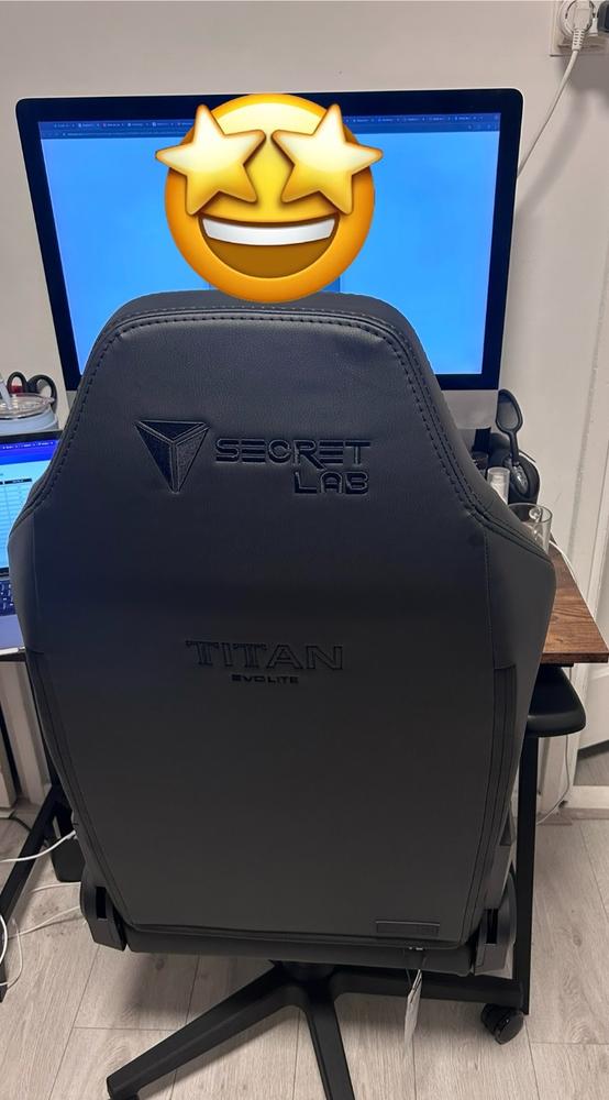 Secretlab TITAN Evo Lite - Regular - PRIME™ 2.0 Leatherette - Customer Photo From Sarah Lorfi