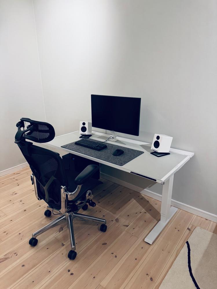 Secretlab Magnus Pro 1.5m Motorised Leg Columns (Type-F)- White - Box 2 - Customer Photo From Alexander Hedin