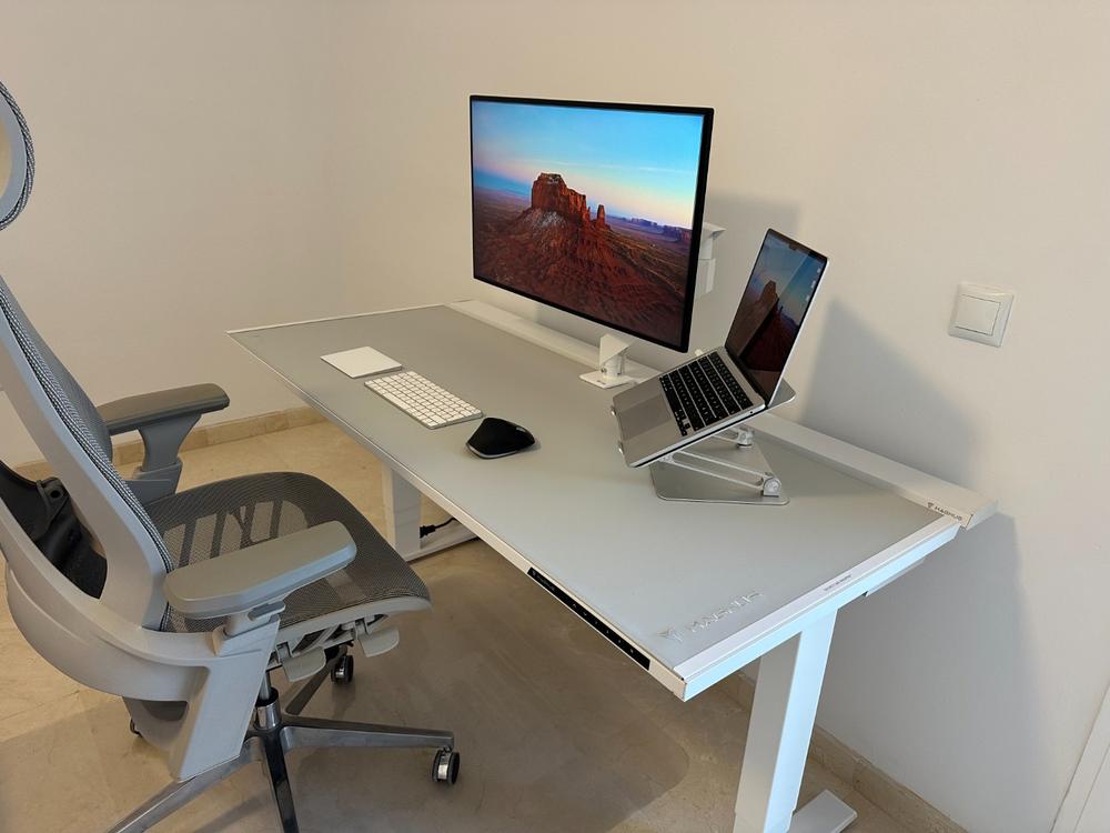 Secretlab Magnus Pro 1.5m Motorised Leg Columns (Type-F)- White - Box 2 - Customer Photo From Torben Froelund