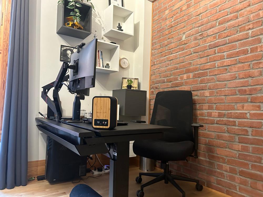 Secretlab MAGNUS Pro - Box 2 - Motorised Leg Columns (Plug Type B) - Customer Photo From Jawad Haloui