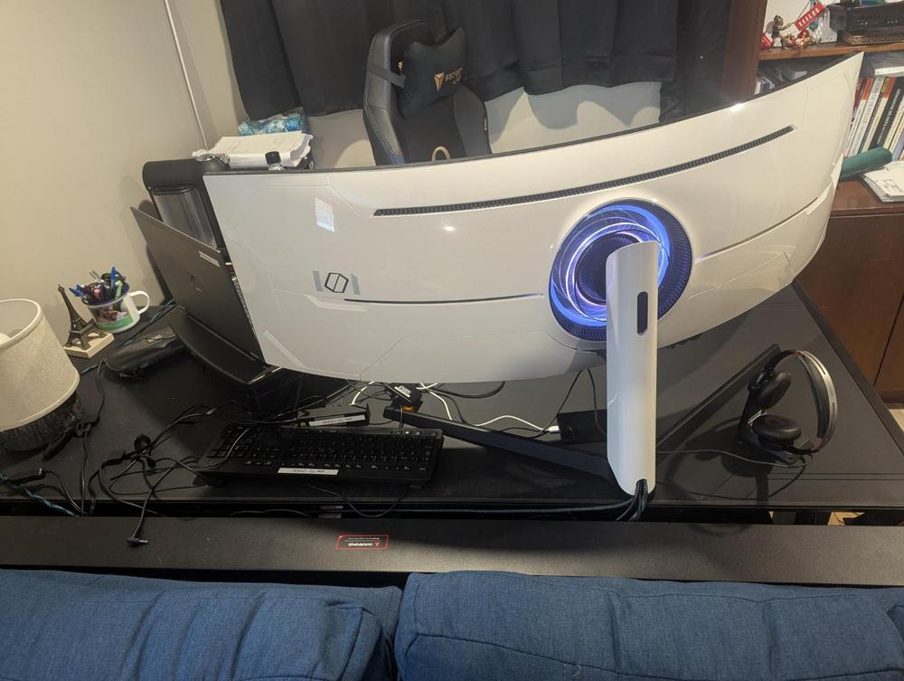 Secretlab MAGNUS Pro XL - Box 2 - Motorised Leg Columns (Plug Type B) - Customer Photo From Patrick Perron