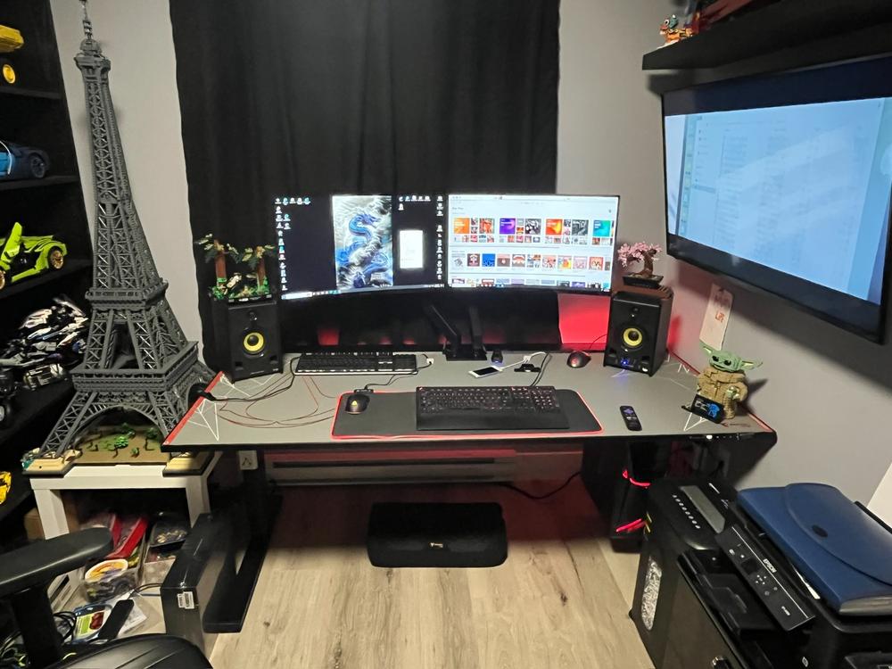 Secretlab MAGNUS Pro XL - Box 2 - Motorised Leg Columns (Plug Type B) - Customer Photo From Chris Mercier