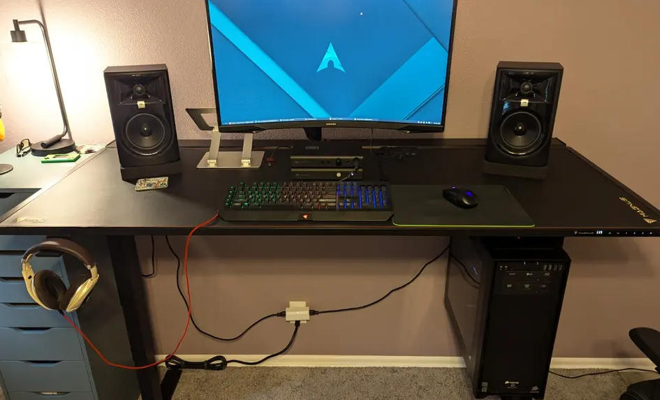 Secretlab MAGNUS Pro XL - Box 2 - Motorised Leg Columns (Plug Type B) - Customer Photo From Mathis Quesnel