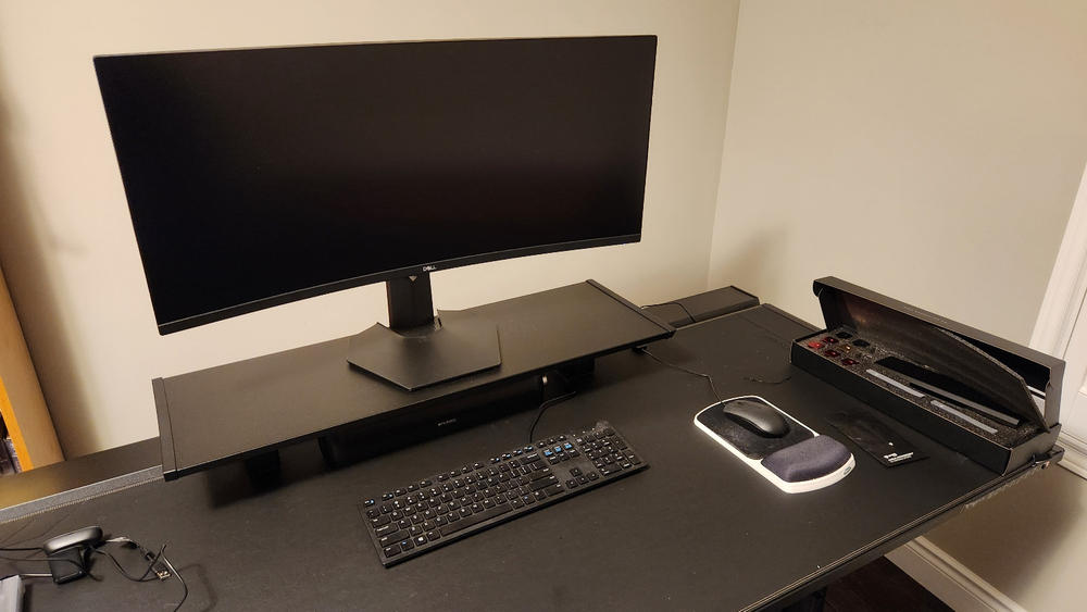 Secretlab MAGNUS Pro XL - Box 2 - Motorised Leg Columns (Plug Type B) - Customer Photo From Sunny Saint-Laurent