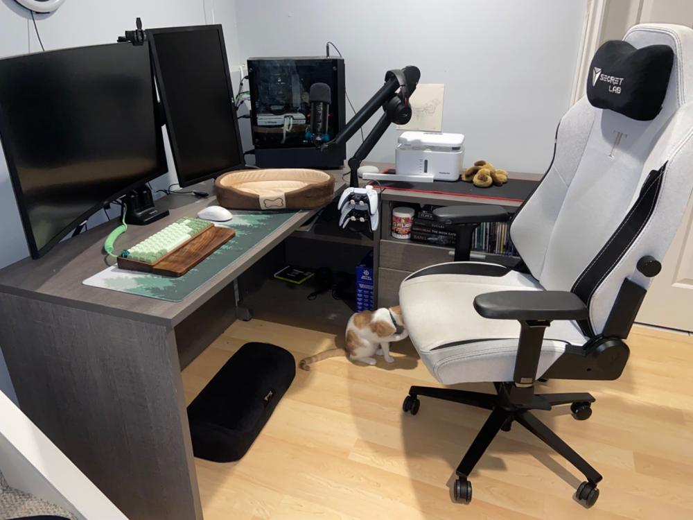 Secretlab Premium Footrest (PlushCell™ Memory Foam) - Customer Photo From Valentina Virviescas-Medina