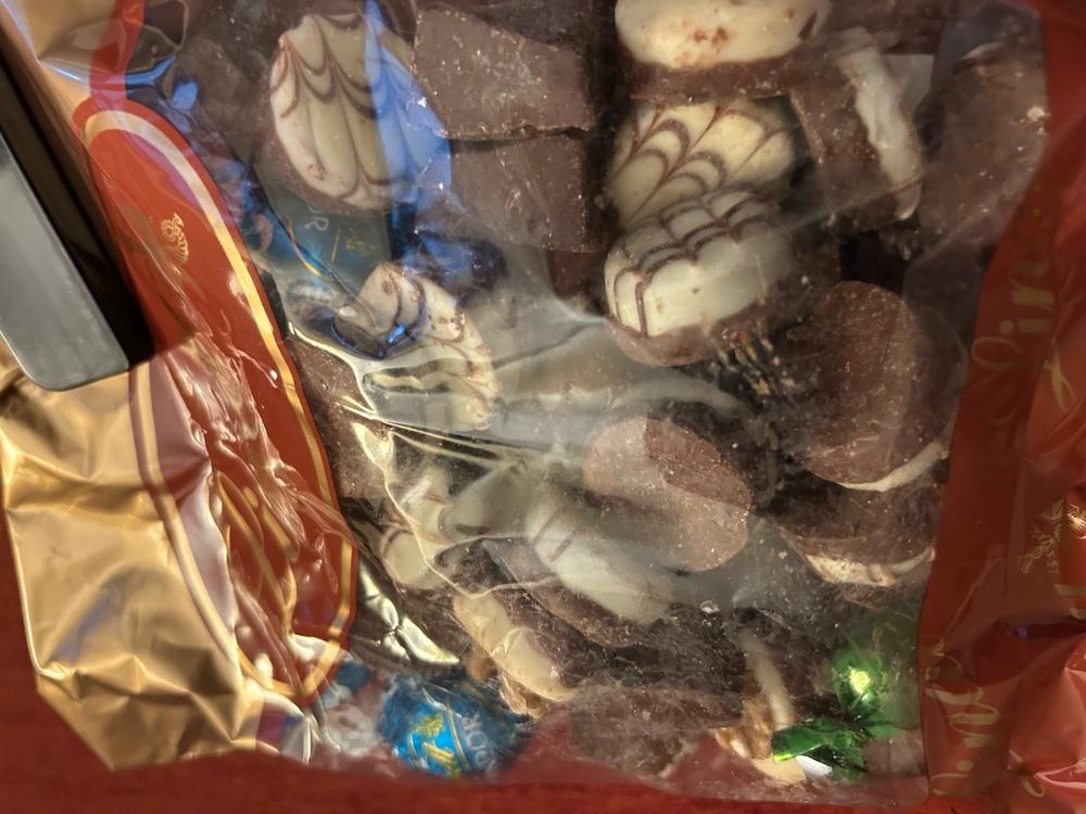 750g Lindt Chocolate Assortment Mis-Shapes (1x750g) - Customer Photo From Carmen M.