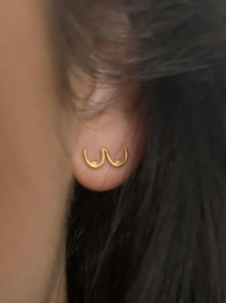 Nichons - Boucles d'oreilles en or - Photo d'un client de Jasmine Chappus