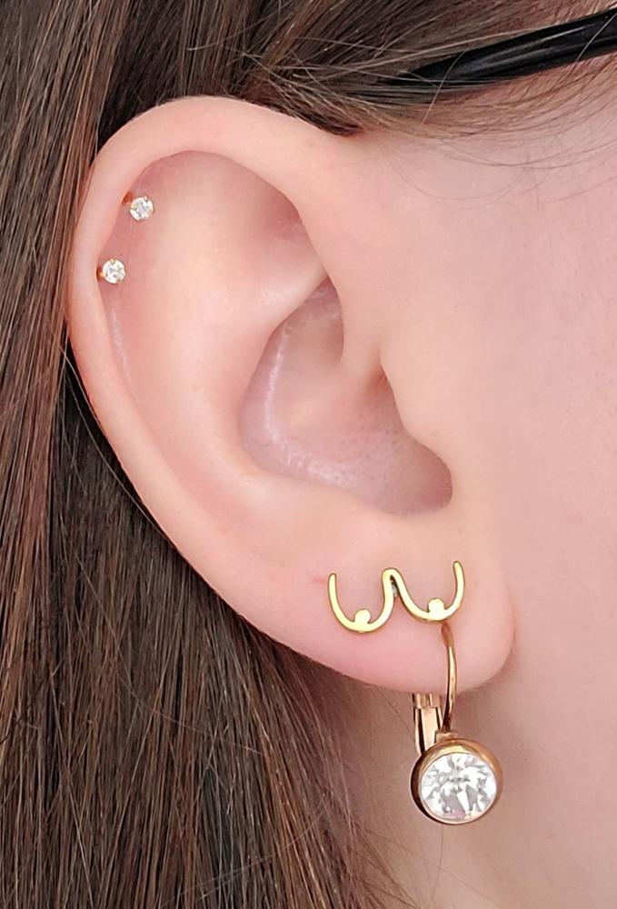 Nichons - Boucles d'oreilles en or - Photo d'un client de Danielle Figler