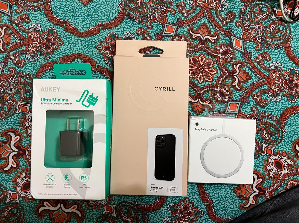 Apple MagSafe Charger 15W Qi Wireless Charging for iPhone 12 / 12 Pro / 12 mini / 12 Pro Max - White - Customer Photo From ABDUL HAFEEZ