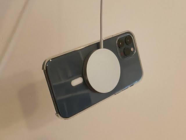 Apple MagSafe Charger 15W Qi Wireless Charging for iPhone 12 / 12 Pro / 12 mini / 12 Pro Max - White - Customer Photo From Nauman Mustafa