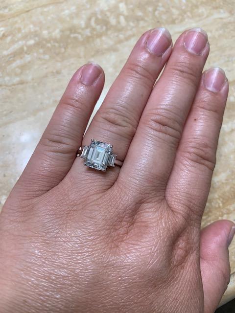 anel de noivado de moissanite esmeralda de 3 pedras de 5 1/2 quilates tw - foto do cliente de jenet