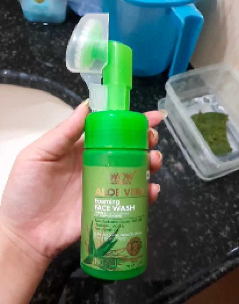 Aloe Vera Foaming Face Wash With BuiltIn Face Brush 150 ml Wow