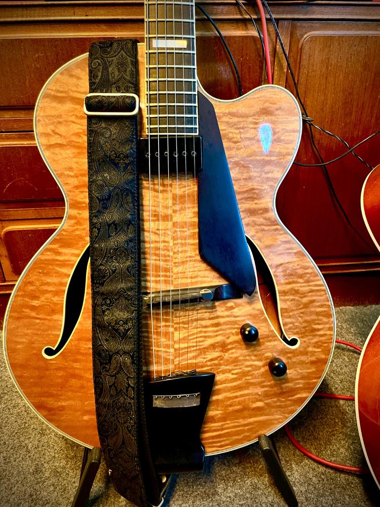Gitarrengurt schwarz - Luxury Black Paisley (silber) - Customer Photo From Christian Lassen