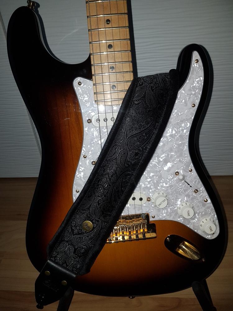 Gepolsterter Gitarrengurt schwarz - Luxury Black Paisley (messing-schwarz) - Customer Photo From Andre Freidank