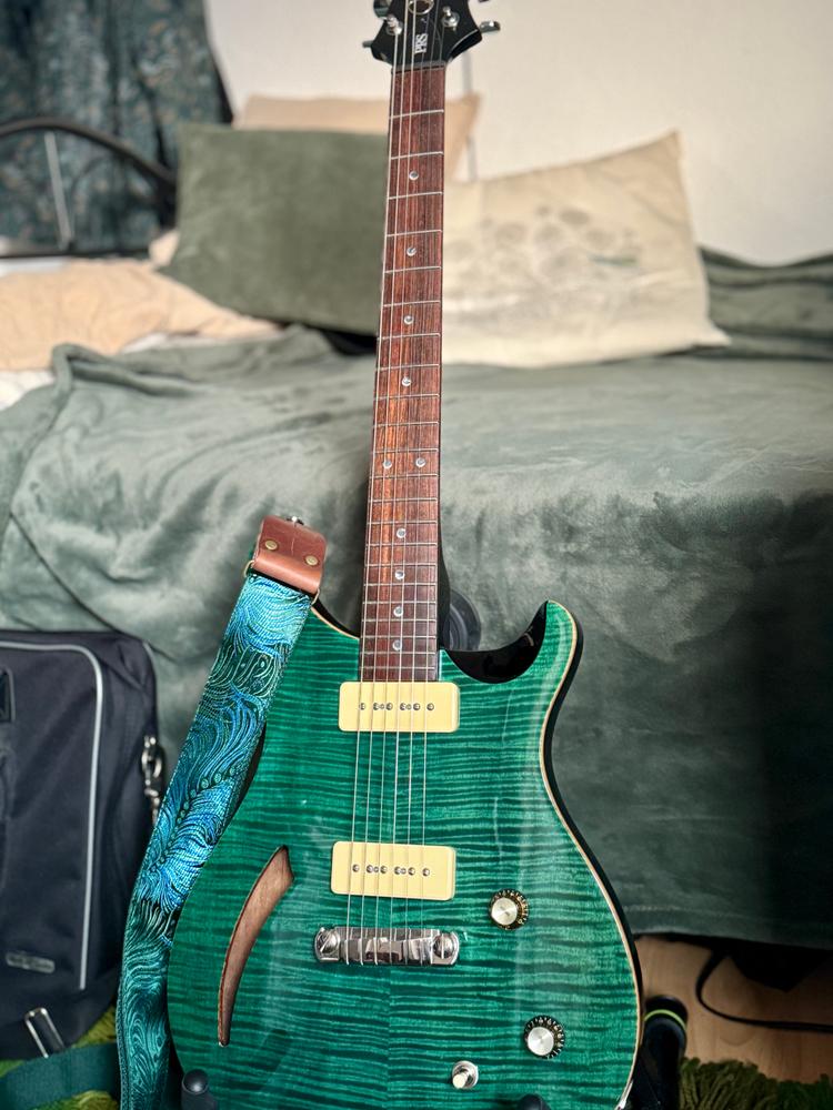 Premium Gitarrengurt grün - Peacock Forest (dunkelbraun-messing) - Customer Photo From Deliah