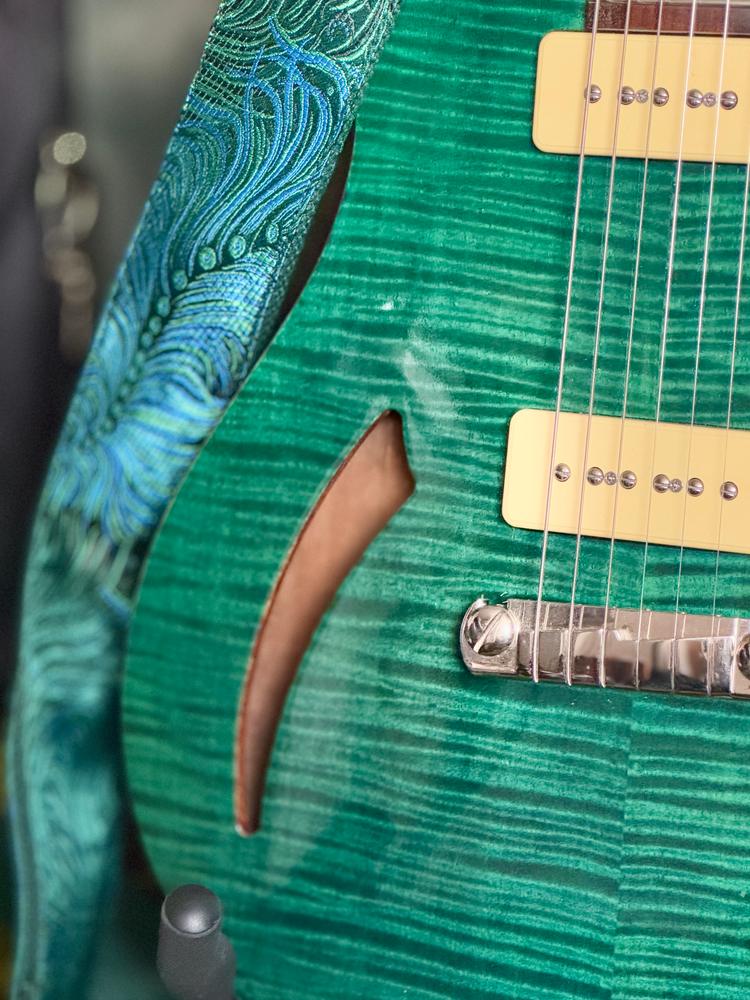 Premium Gitarrengurt grün - Peacock Forest (dunkelbraun-messing) - Customer Photo From Deliah