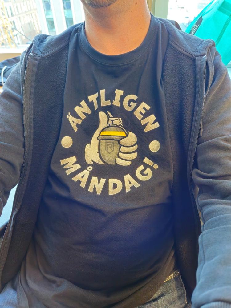 ÄNTLIGEN MÅNDAG Hgr - Black Tee - L - Customer Photo From Mikael Nylen