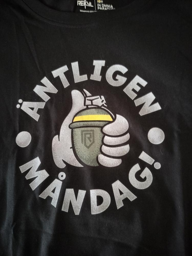 ÄNTLIGEN MÅNDAG Hgr - Black Tee - Customer Photo From Rebekka