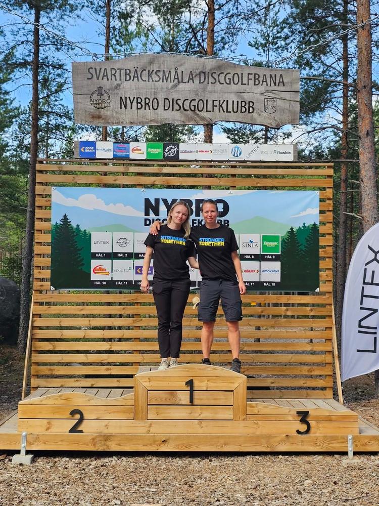 Stronger together - Black Tee - XS - Customer Photo From Malin Linnea Åström